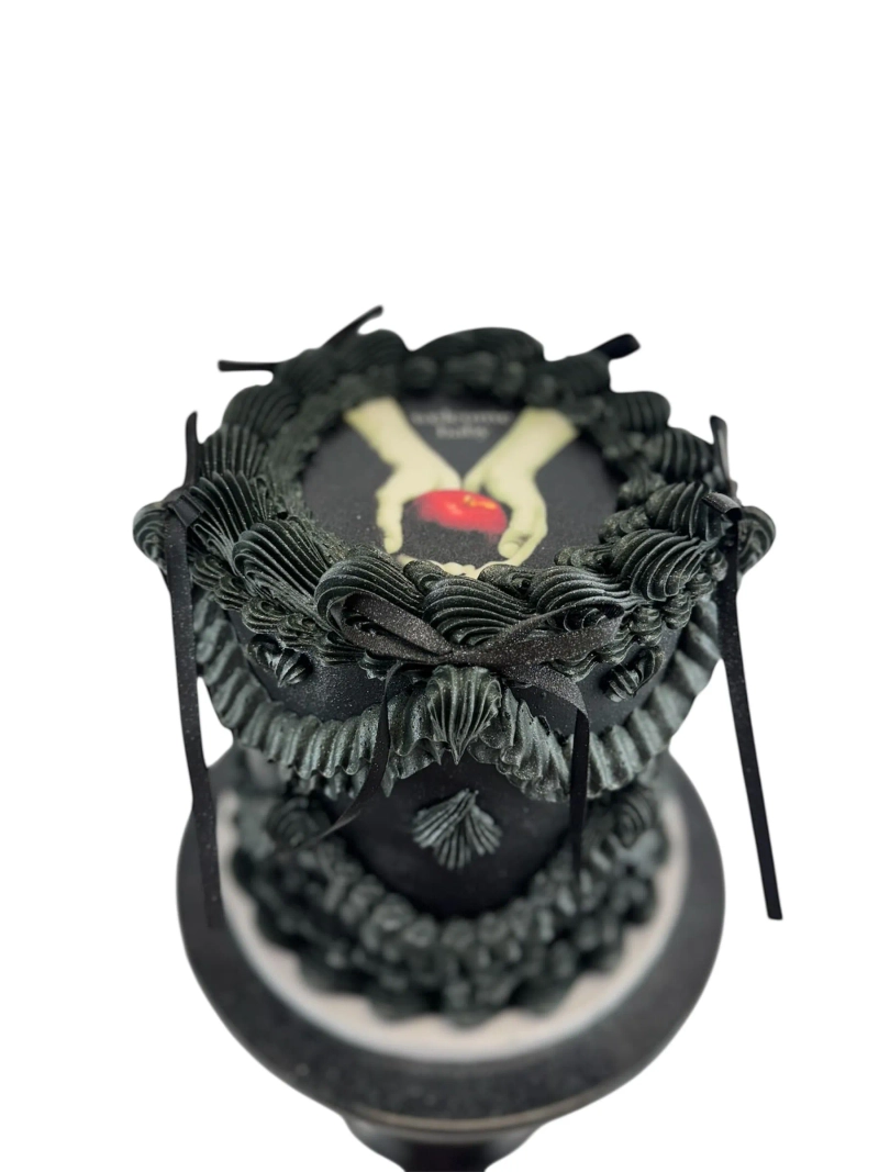 TWILIGHT VINTAGE ROUND CAKE - BLACK WITH IMAGE